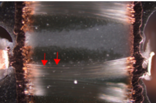 孔与孔间的玻纤丝导通